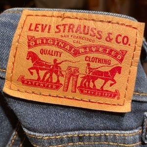 Women’s Levi slim jeans